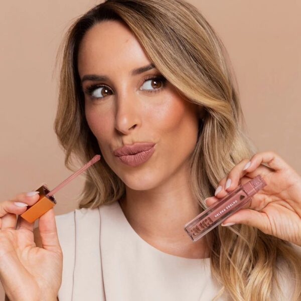 Aura by Helena Coelho vloeibare lippenstift Kleur 8:44, 4ml - Afbeelding 2