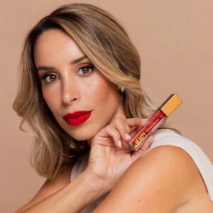 Alternative view of Aura by Helena Coelho vloeibare lippenstift Unbreakable Red , 4 ml